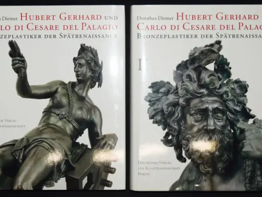 Zwei Buchcover mit Bronzefiguren. Das linke zeigt eine Frau mit Ähre, das rechte einen bärtigen Mann. Beide Bücher behandeln Hubert Gerhard, Bronzepastiker der Spätrenaissance.