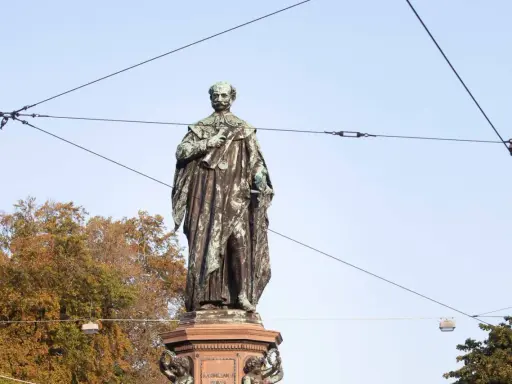 Bronzestatue von Maximilian II. Joseph, König von Bayern, mit seinem königlichen Umhang und einem Zepter.