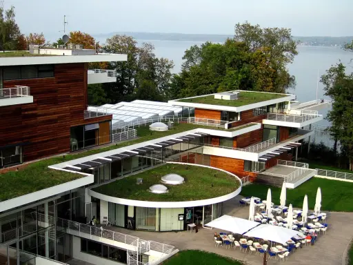 Moderne Architektur mit begrünten Dächern in Bernried am Starnberger See. Ein Hotel oder Seminarzentrum mit Blick auf den See.