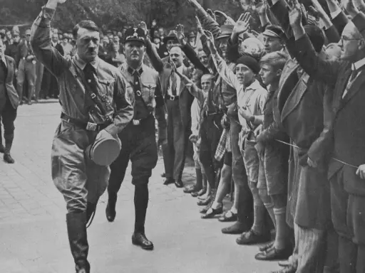 Adolf Hitler und Parteigenossen grüßen die Menge. Ein Bild, das den Aufstieg der NSDAP dokumentiert.