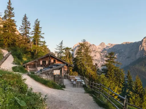 Eine urige Hütte auf einer Alm mit Bergpanorama. Hier kann man erleben, was eine Alm ist: ein Ort der Ruhe und Natur.