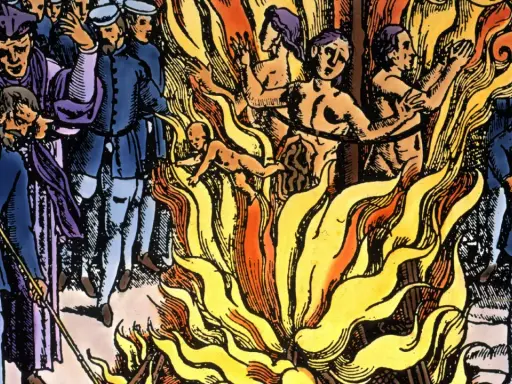 Darstellung der Hexenverfolgung: Menschen werden auf einem Scheiterhaufen verbrannt, während eine Menge zusieht. Ein Baby fliegt in die Flammen.