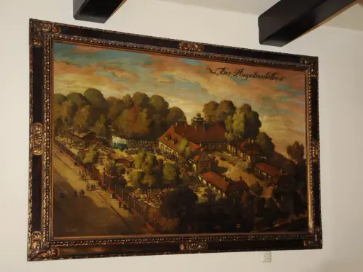 Gemälde von Josef Wagner: "Der Augustinerkeller" mit Menschen, Bäumen und Gebäuden.