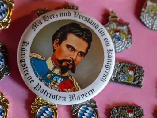 Abzeichen mit Ludwig II. von Bayern, umgeben von bayerischen Wappen. "Mit Herz und Verstand für ein Königreich. Königstreue Patrioten Bayern.