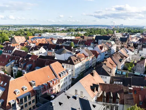 Dachlandschaft von Schweinfurt in Franken mit vielen roten Ziegeldächern und bunten Häusern.