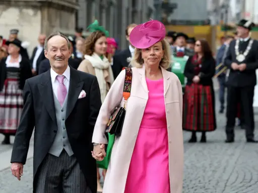 Adalbert von Bayern und seine Frau, festlich gekleidet, gehen Hand in Hand.