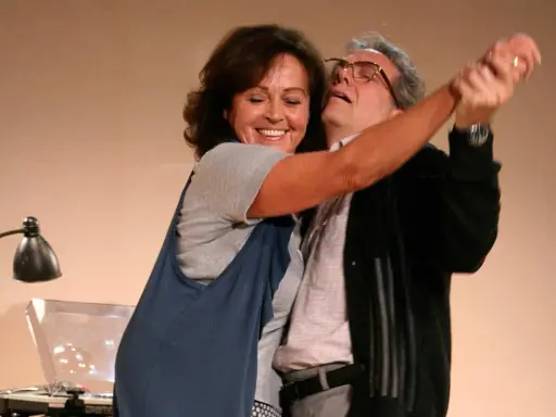 Glückliches Paar tanzt, die Frau lacht, der Mann hält sie fest. Bernd Schroeder und seine Partnerin genießen den Moment.