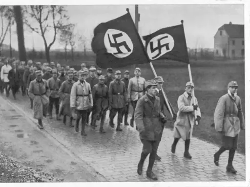 Männer marschieren mit Hakenkreuzfahnen. Ein historisches Bild, das an den Putschversuch Hitlers erinnert.