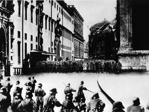 Soldaten marschieren auf dem Odeonsplatz. Hitler war hier oft zu sehen.