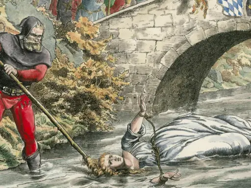 Eine Frau wird unter einer Brücke im Wasser gefesselt. Ein Mann mit Kapuze und roter Hose hält einen Stab. Dies ist eine Szene aus einer **Hexenverfolgung Karte**.