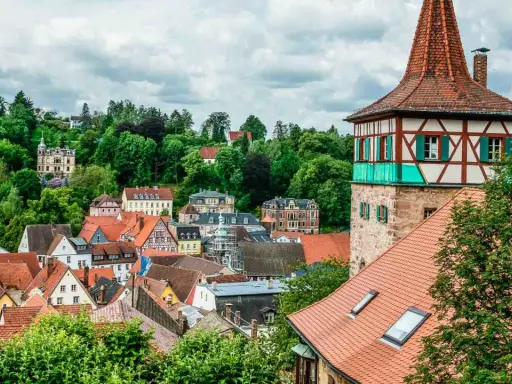 Fachwerkhäuser und ein Turm prägen die malerische Altstadt von Kulmbach, nahe Bayreuth.