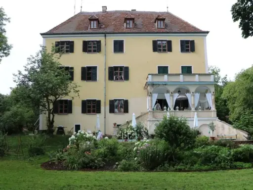 Gelbes Schloss mit Garten, einst Wohnsitz des freiherr von gumppenberg.