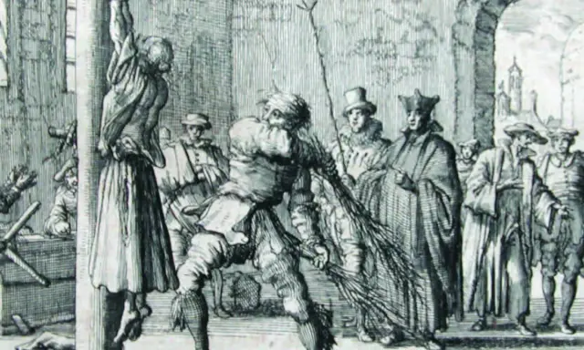 Ein Mann peitscht eine aufgehängte Frau, während Zuschauer, darunter Geistliche, zusehen. Eine Szene, die an die Schrecken der Hexenverbrennung erinnert.