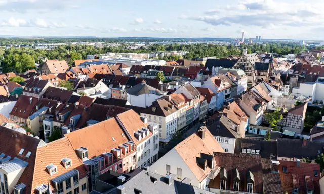 Dachlandschaft von Schweinfurt in Franken mit vielen roten Ziegeldächern und bunten Häusern.