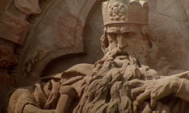 Steinskulptur von Friedrich I. Barbarossa mit Krone und Bart, der auf einem Thron sitzt.