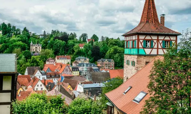 Fachwerkhäuser und ein Turm prägen die malerische Altstadt von Kulmbach, nahe Bayreuth.