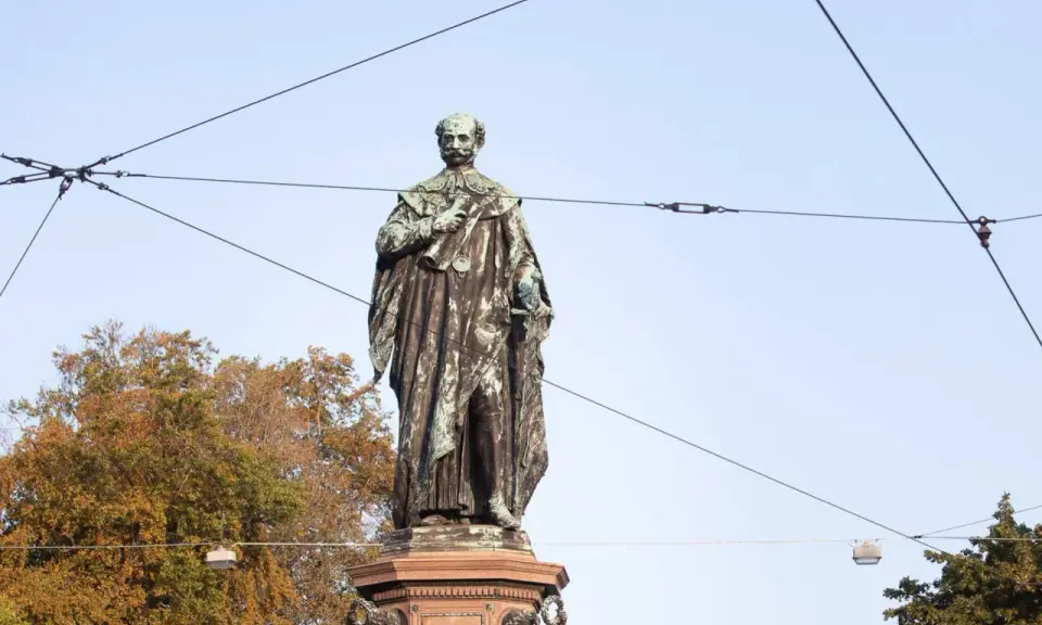 Bronzestatue von Maximilian II. Joseph, König von Bayern, mit seinem königlichen Umhang und einem Zepter.