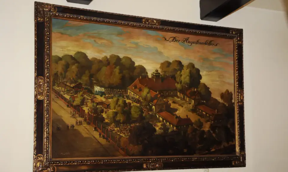 Gemälde von Josef Wagner: "Der Augustinerkeller" mit Menschen, Bäumen und Gebäuden.
