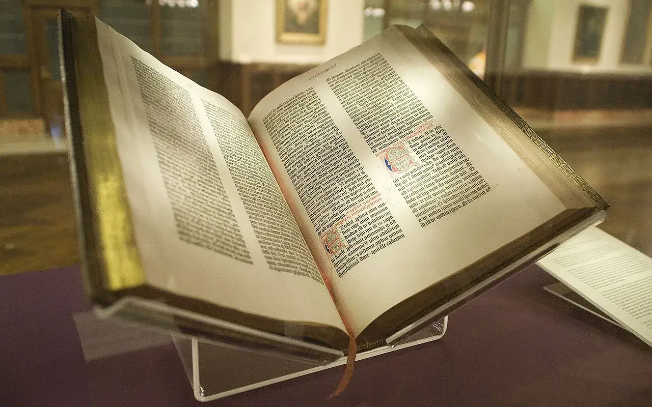 Ein altes Buch, das die Erfindung des Buchdrucks symbolisiert.