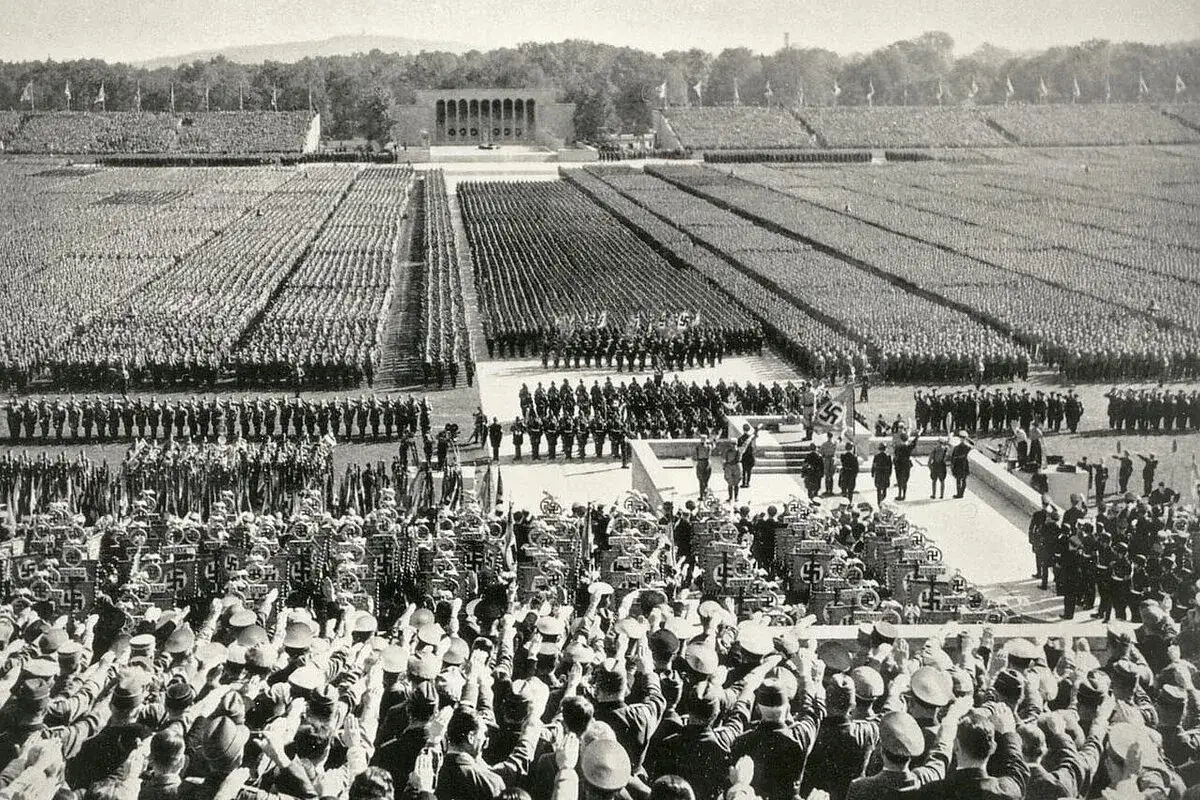 Massenhafte Aufmärsche und Fahnen bei einer Kundgebung in Nürnberg, wo Hitler eine Rede hält.