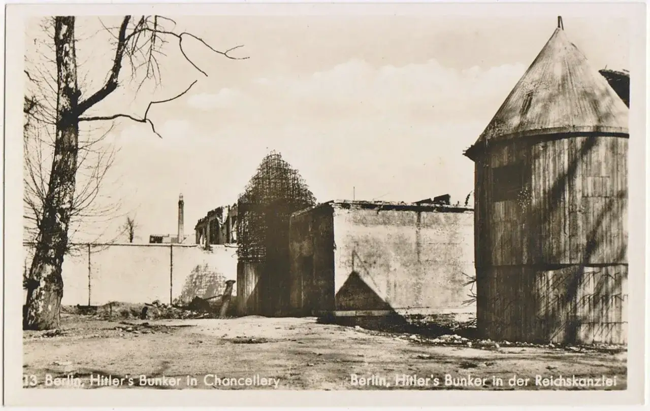 Ruinen des Führerbunkers in Berlin, 30. April 1945. Ein kahler Baum und zerstörte Gebäude zeugen vom Ende.