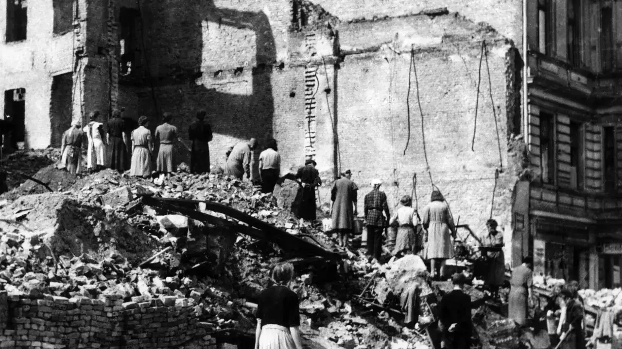Tr&uuml;mmerfrauen suchen nach &Uuml;berlebenden in zerst&ouml;rten Geb&auml;uden, kurz nach dem Ende des Krieges 1945. Die Rote Armee hat die Stadt befreit.