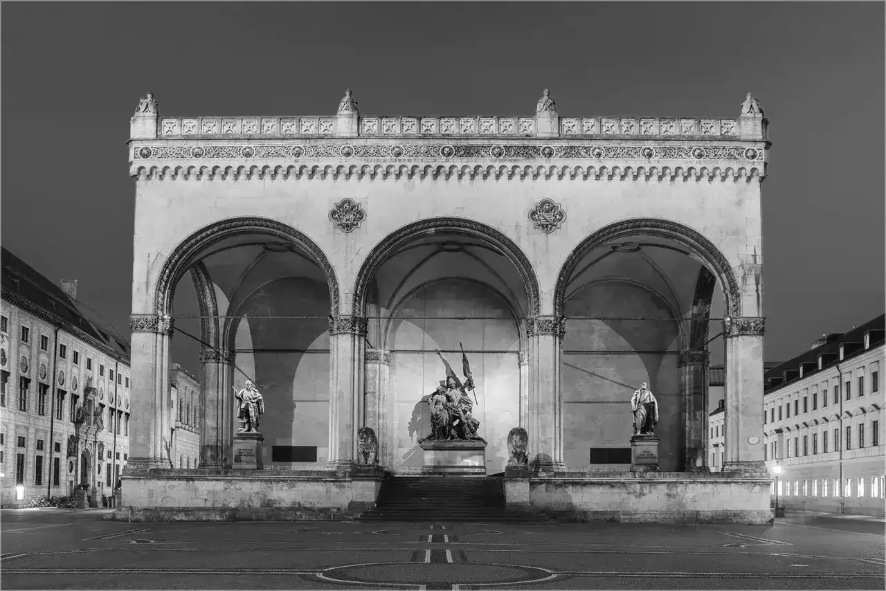 Die Feldherrnhalle am Odeonsplatz in München, ein Ort, der auch mit Hitler verbunden ist, zeigt Statuen und Löwenfiguren.