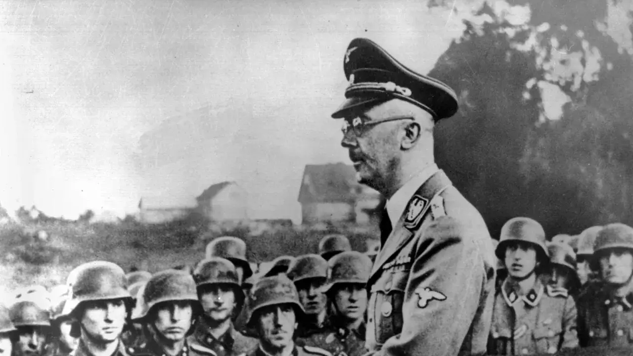 Ein SS-Offizier spricht zu Soldaten.