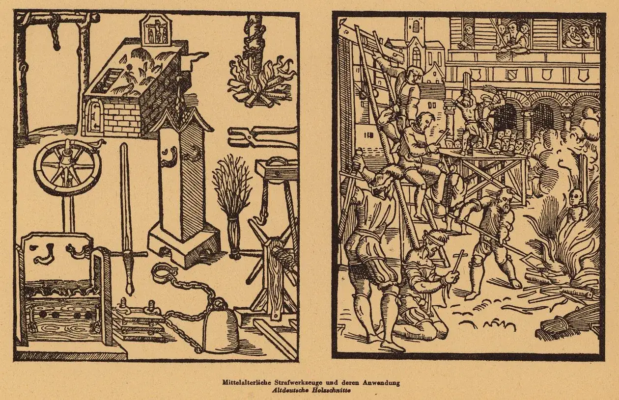 Ein mittelalterlicher Holzschnitt zeigt Folterwerkzeuge und Hinrichtungen. Links sind Spinnrad, Schwert und ein Scheiterhaufen zu sehen. Rechts wird eine Person auf dem Scheiterhaufen verbrannt.