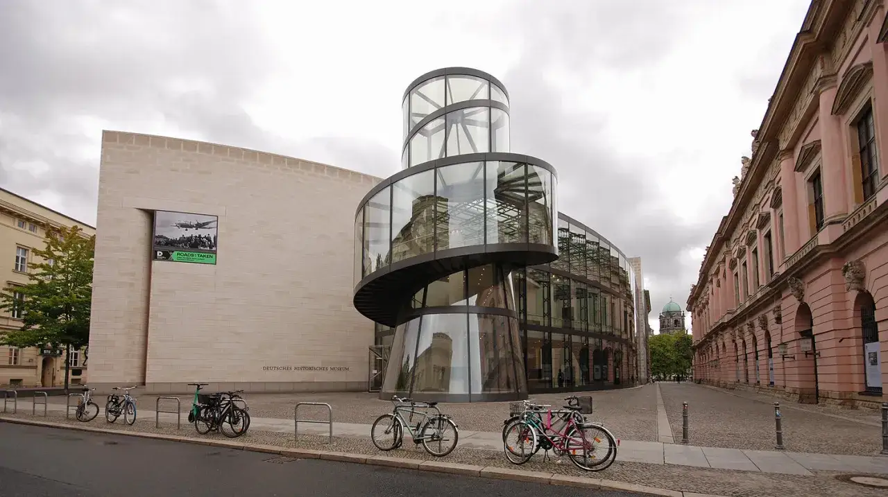 Deutsches Historisches Museum mit moderner Glasspirale. Hans Ottomeyer, einst Direktor, würde die Architektur sicher schätzen.