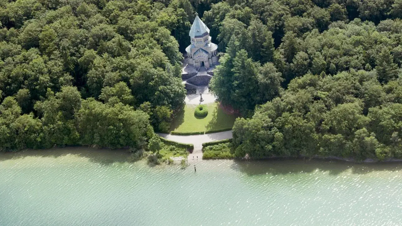 Mausoleum am Starnberger See, wo der Ludwig 2 Tod vermutet wird. Ein Ort der Stille im Wald.