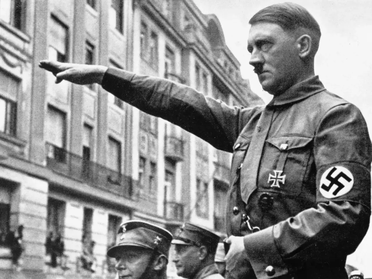 Adolf Hitler salutiert. Er trug eine Uniform mit Hakenkreuz. Wo hat Hitler gewohnt? In Berlin, M&uuml;nchen und Berchtesgaden.
