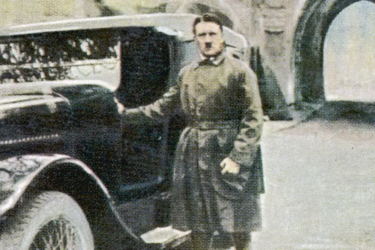 Hitler steht neben einem Auto, möglicherweise in Landsberg.