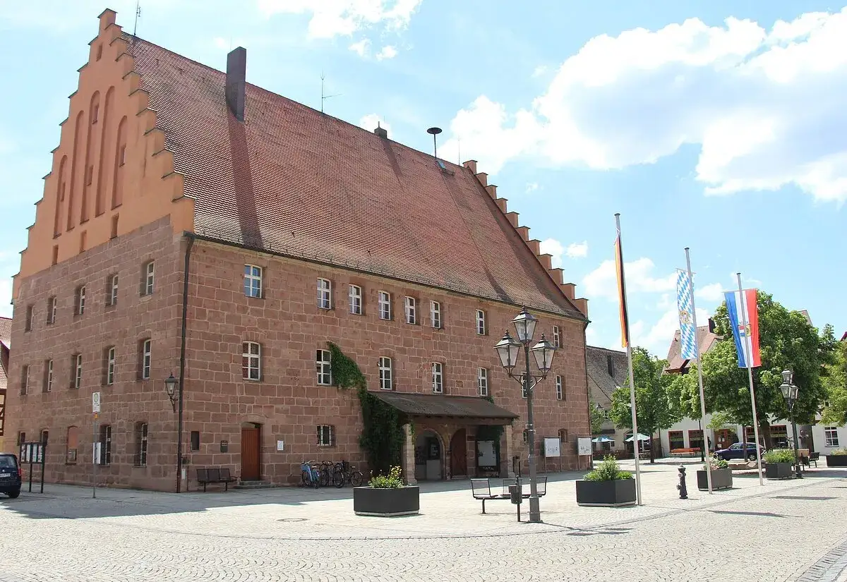 Historisches Gebäude in Heideck, Bayern, mit charakteristischem Treppengiebel und roten Ziegeldach.