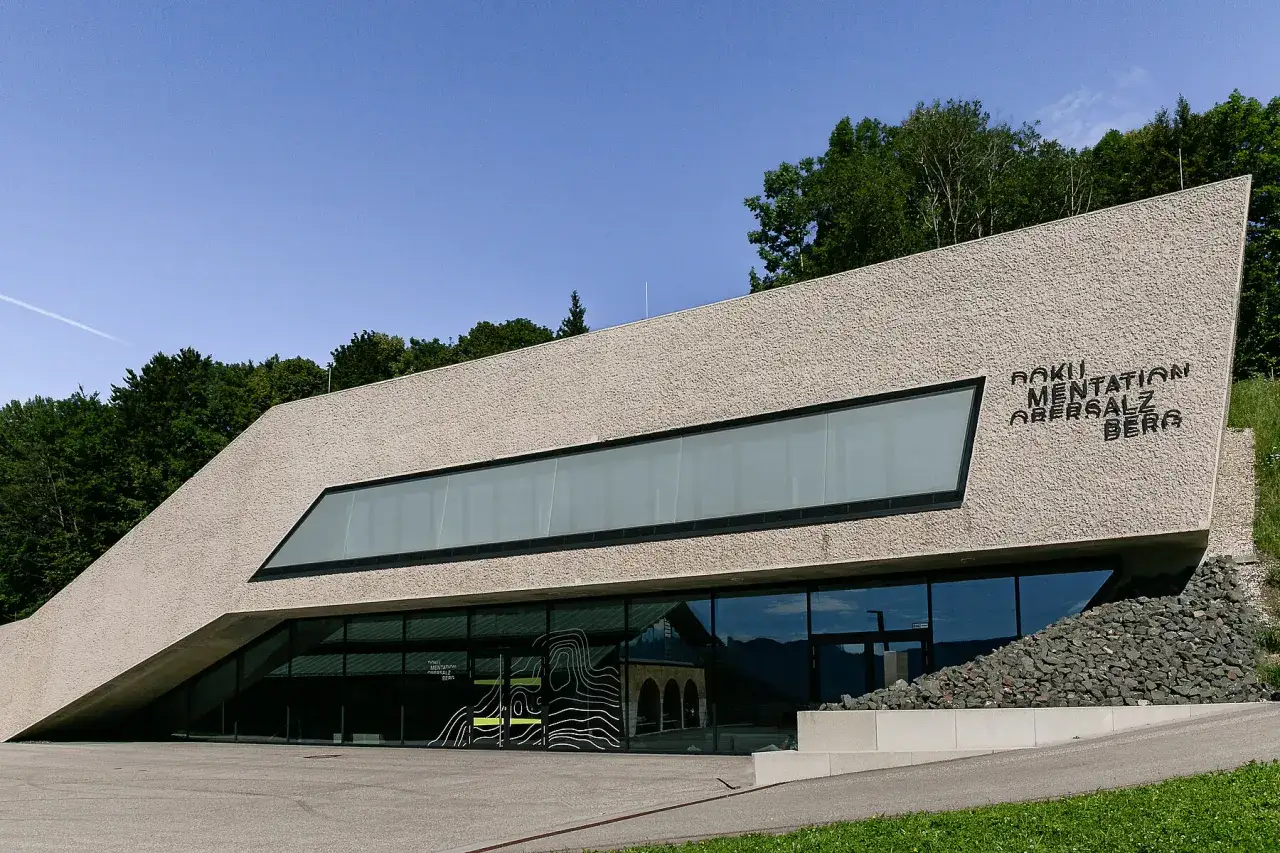Dokumentation Obersalzberg, ein Ort, der mit Hitler verbunden ist, mit moderner Architektur und Blick auf die Berge.