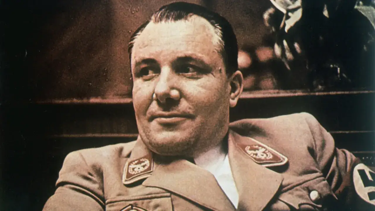 Porträt von Martin Bormann in Uniform. Er blickt nach links, sein Gesicht ist leicht nach unten geneigt.