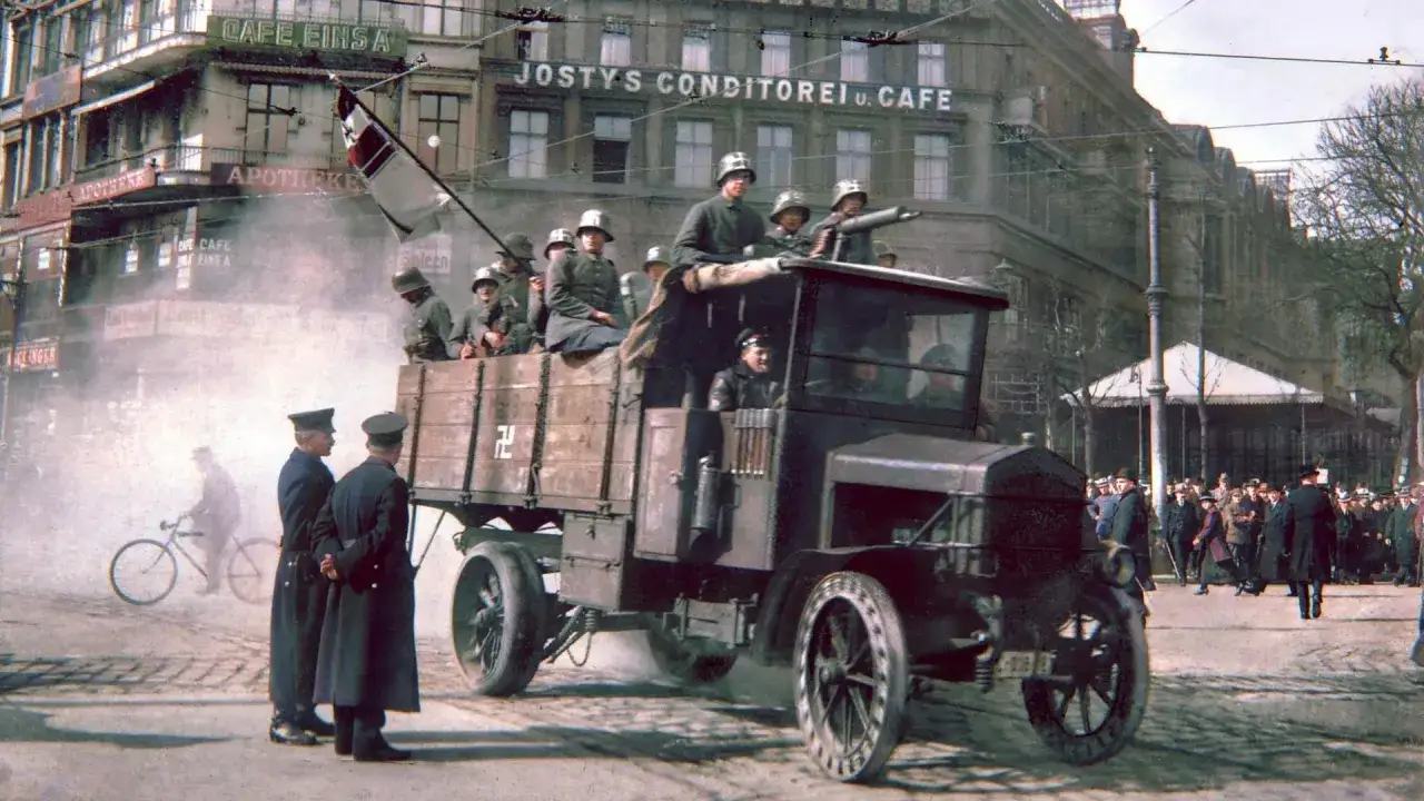 Milit&auml;r-LKW mit Soldaten und Hakenkreuz-Flagge w&auml;hrend des Kapp-Putsches 1920. Im Hintergrund die Fassade eines Caf&eacute;s.