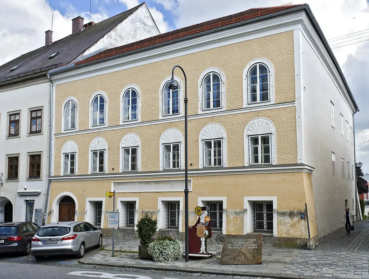 Das Haus in Braunau am Inn, wo die Hitler Geburt stattfand. Ein Mahnmal erinnert an die Opfer des Faschismus.