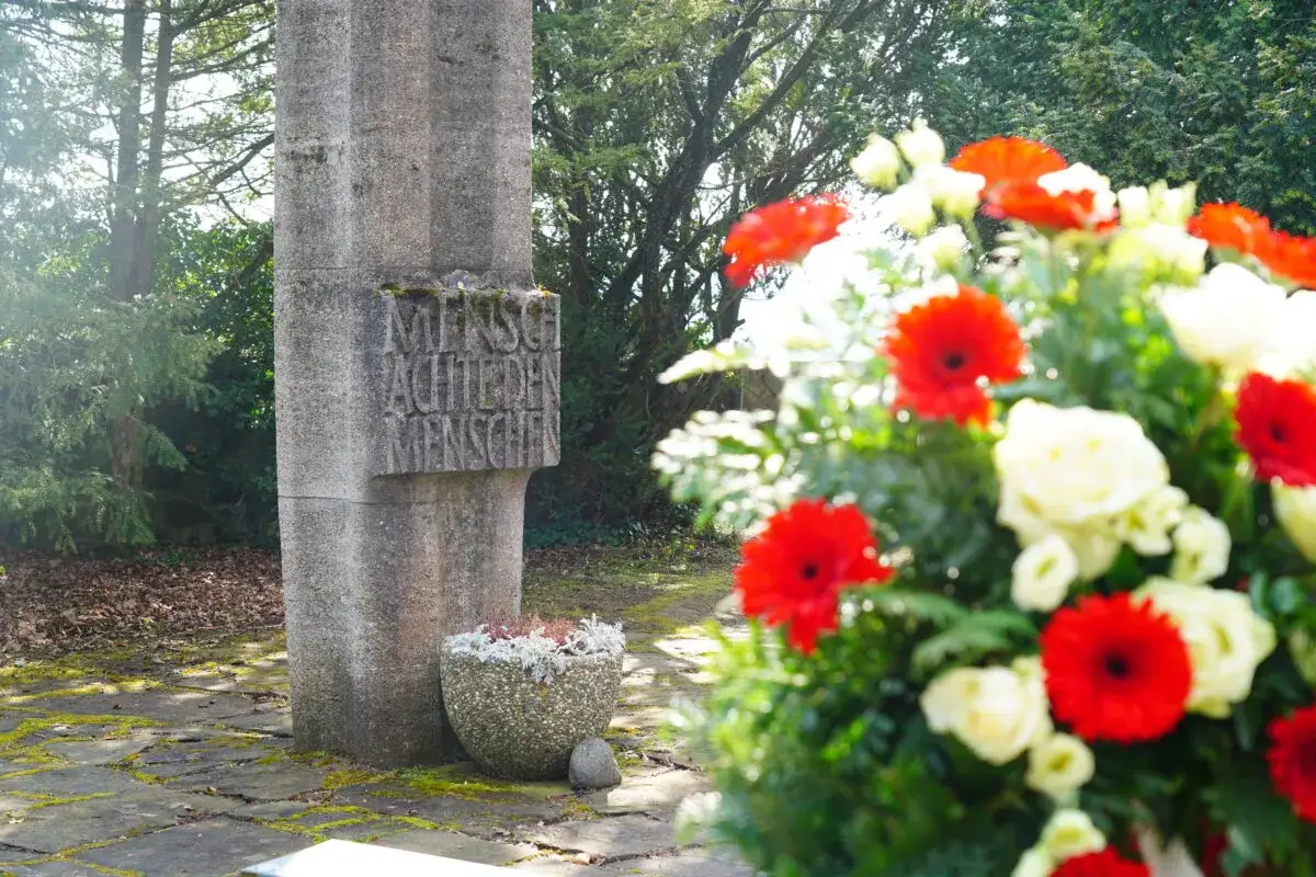 Gedenkstein mit Inschrift 
