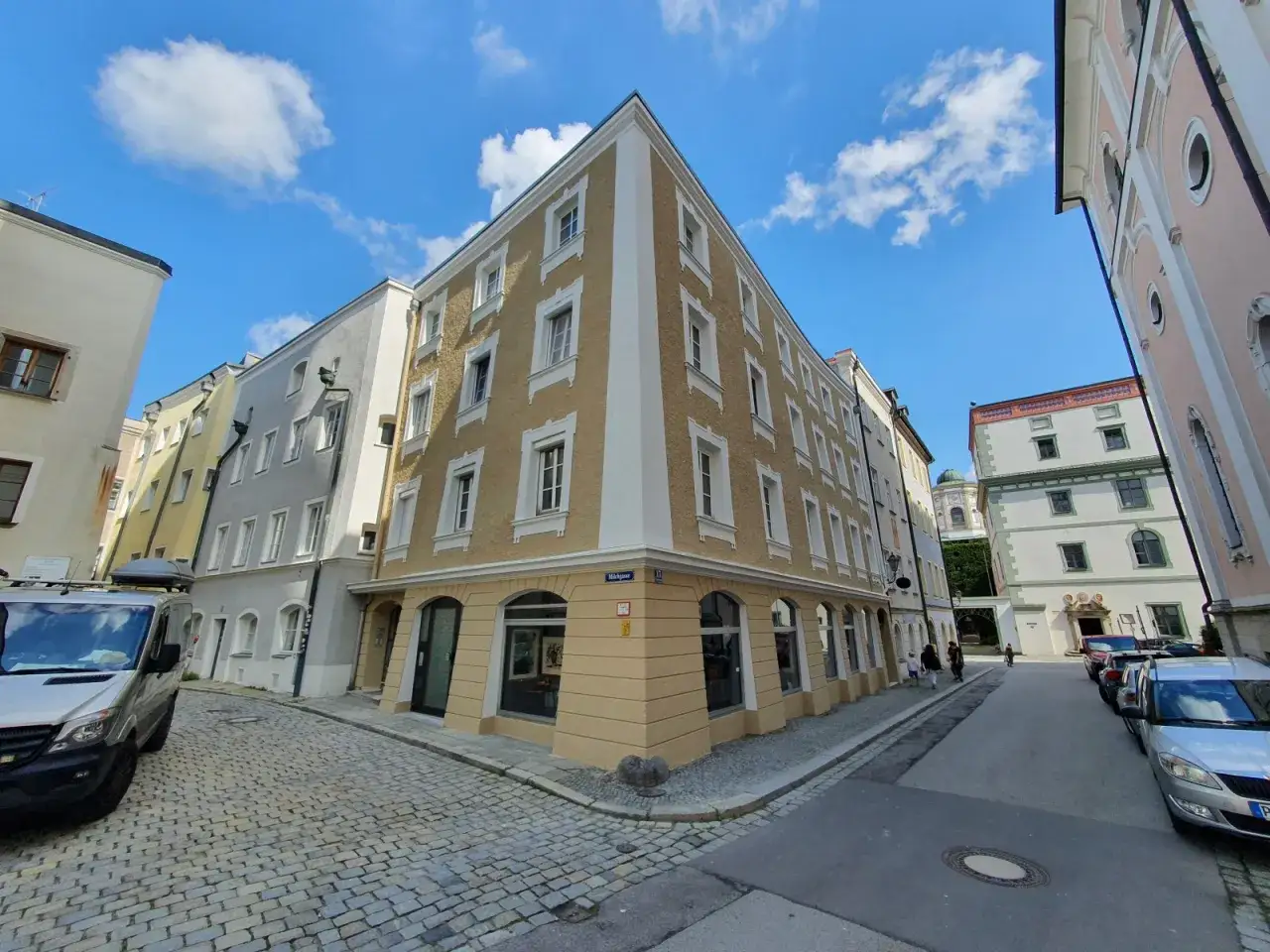 Eckgeb&auml;ude in Passau, ein Beispiel daf&uuml;r, was Denkmalschutz bedeutet: Erhalt historischer Bausubstanz.