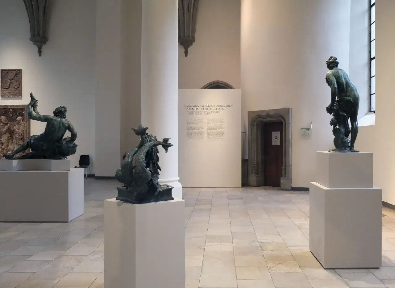 Skulpturen von Hubert Gerhard in einem Museum, darunter ein Mann, der auf einem Fass liegt, und eine Meerjungfrau.