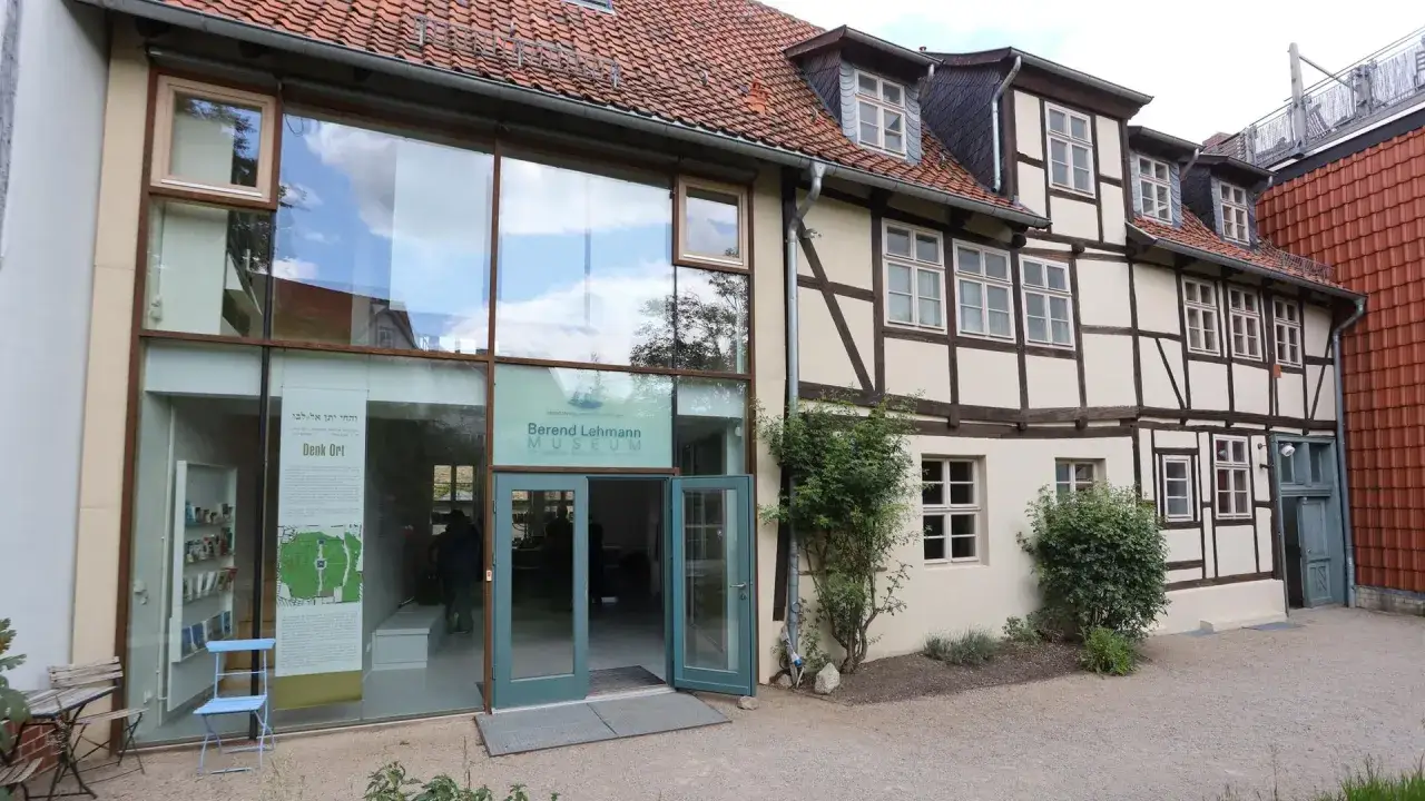 Berend Lehmann Museum, ein Denk Ort, der sich der j&uuml;dischen Geschichte widmet. Hier wird auch die Problematik von ns raubkunst thematisiert.