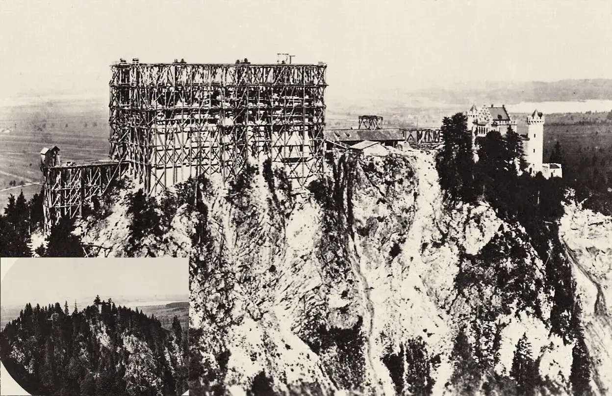 Schloss Neuschwanstein im Bau, Gerüste ragen empor. Das Baujahr 1869 markiert den Beginn dieses Märchenschlosses.