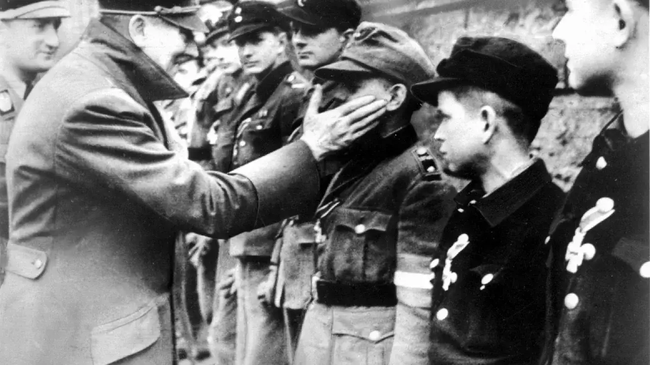 Hitler streichelt das Gesicht eines jungen Soldaten.
