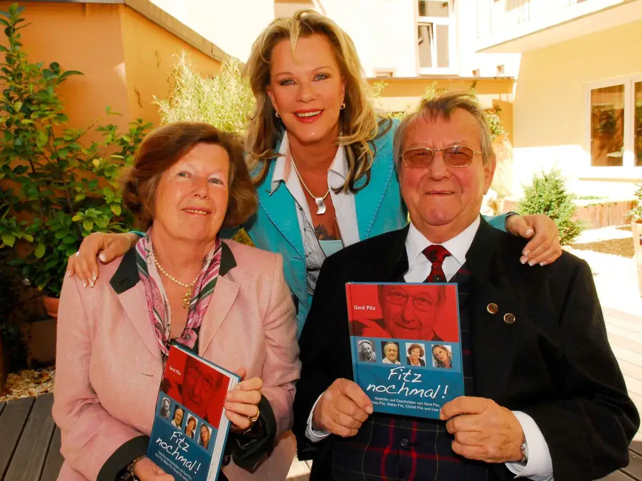 Gerd Fitz hält stolz das Buch