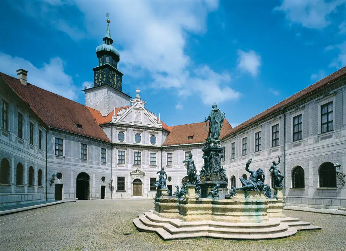 Prachtvoller Brunnen im Innenhof eines historischen Hauses in Bayern.