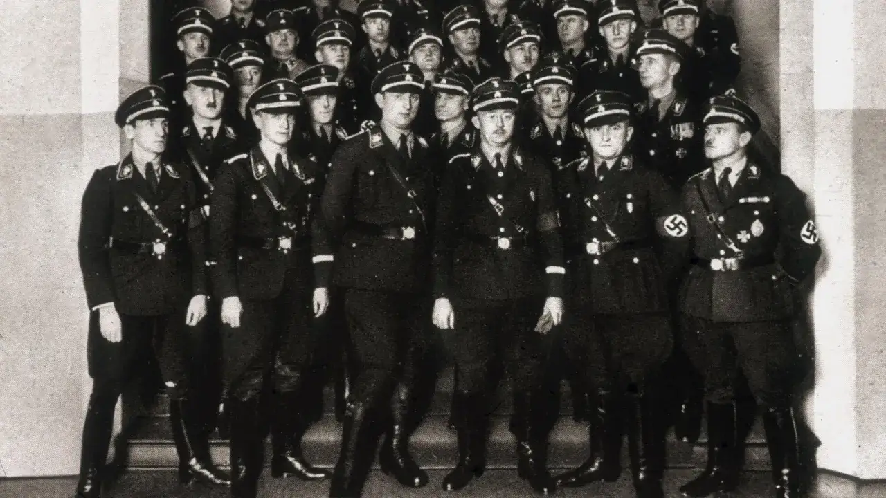 Gruppe von M&auml;nnern in SS-Uniformen, einige mit Hakenkreuz-Abzeichen.