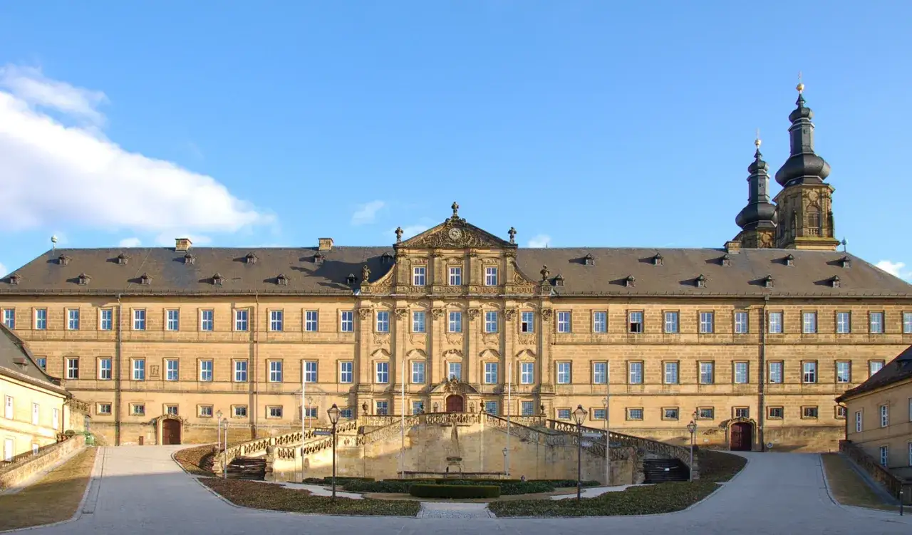 Prachtvolles Kloster Banz mit barocker Fassade und zwei markanten Türmen unter blauem Himmel.