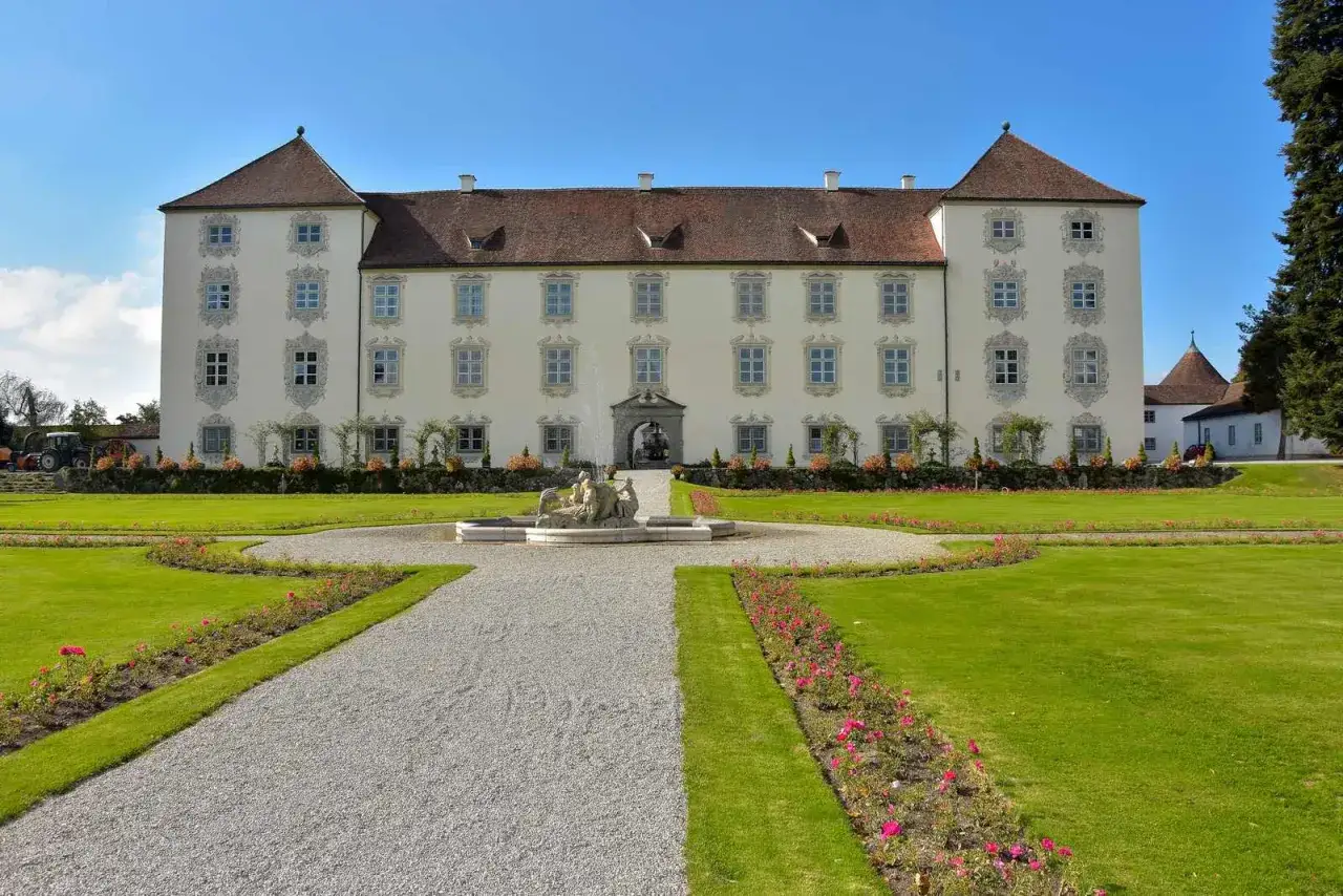 Prachtvolles Schloss Waldburg-Zeil mit Brunnen und gepflegten Gärten.