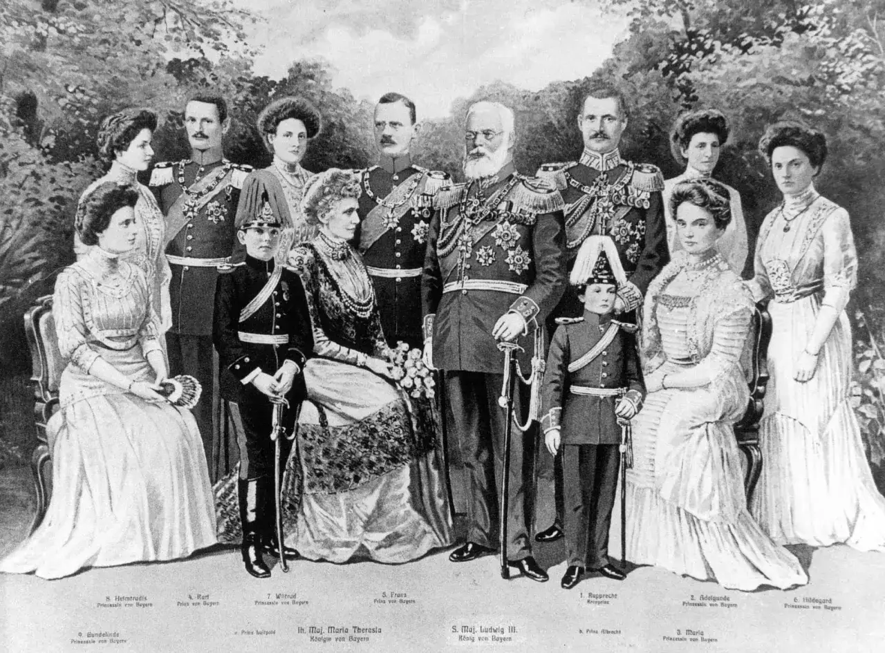 Die Familie Wittelsbach posiert f&uuml;r ein Gruppenfoto. K&ouml;nig Ludwig III. und K&ouml;nigin Maria Therese stehen im Zentrum, umgeben von ihren Kindern und Enkeln.